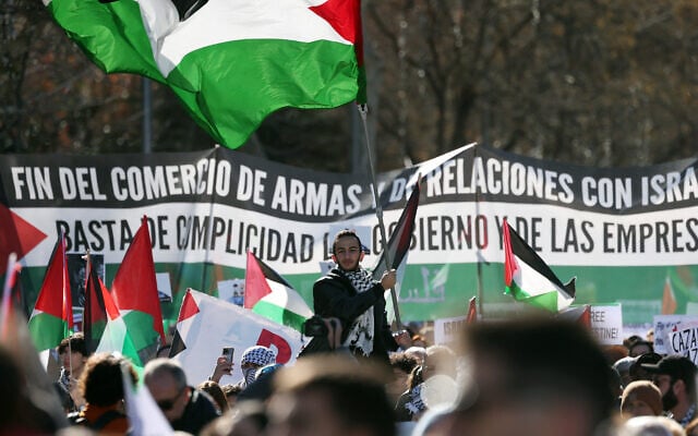 Un homme brandit un drapeau palestinien en soutien aux Gazaouis pendant une manifestation à Madrid, le 20 janvier 2024. (Crédit : by Pierre-Philippe MARCOU / AFP) Un homme brandit un drapeau palestinien en soutien aux Gazaouis pendant une manifestation à Madrid, le 20 janvier 2024. (Crédit : by Pierre-Philippe MARCOU / AFP)