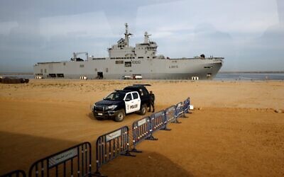 Une voiture de police devant le navire militaire français LHD Dixmude, qui sert d'hôpital pour soigner les blessés palestiniens, alors qu'il accoste dans le port égyptien d'Al-Arish, le 21 janvier 2024. (Crédit : Khaled DESOUKI / AFP)
