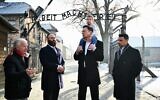 Elon Musk, PDG de X, Tesla et SpaceX, avec son fils, accompagnés du rabbin Menachem Margolin, président de l'EJA, du survivant de la Shaoh Gidon Lev, et du commentateur politique conservateur, écrivain et avocat Ben Shapiro, au mémorial et musée d'Auschwitz-Birkenau, ancien camp de concentration et d'extermination nazi allemand, le 22 janvier 2024. (Crédit : Yoav Dudkevitch/Association juive européenne/AFP)