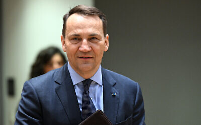 Le ministre polonais des Affaires étrangères Radoslaw Sikorski arrive à une réunion du Conseil des affaires étrangères (CAE) au siège de l'UE à Bruxelles, le 22 janvier 2024. (Crédit : JOHN THYS / AFP)