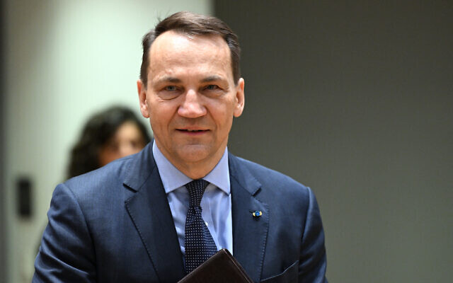 Le ministre polonais des Affaires étrangères Radoslaw Sikorski arrive à une réunion du Conseil des affaires étrangères (CAE) au siège de l'UE à Bruxelles, le 22 janvier 2024. (Crédit : JOHN THYS / AFP) Le ministre polonais des Affaires étrangères Radoslaw Sikorski arrive à une réunion du Conseil des affaires étrangères (CAE) au siège de l'UE à Bruxelles, le 22 janvier 2024. (Crédit : JOHN THYS / AFP)