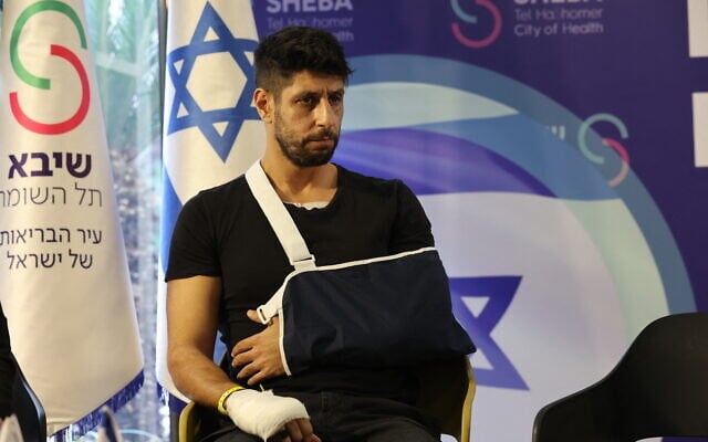 L'artiste israélien Idan Amedi lors d’une conférence de presse à l’hôpital Sheba à Ramat Gan, le 25 janvier 2024. (Crédit : GIL COHEN-MAGEN / AFP) L'artiste israélien Idan Amedi lors d’une conférence de presse à l’hôpital Sheba à Ramat Gan, le 25 janvier 2024. (Crédit : GIL COHEN-MAGEN / AFP)