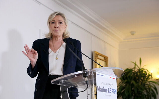 La dirigeante du Rassemblement national (RN), Marine Le Pen, présente ses vœux à la presse lors d'une conférence de presse le 25 janvier 2024 à Paris. (Crédit : ALAIN JOCARD / AFP) La dirigeante du Rassemblement national (RN), Marine Le Pen, présente ses vœux à la presse lors d'une conférence de presse le 25 janvier 2024 à Paris. (Crédit : ALAIN JOCARD / AFP)