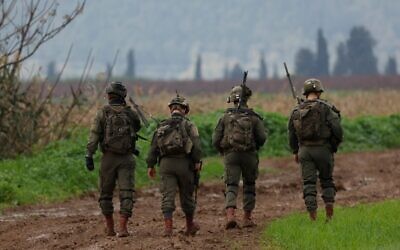 Des soldats israéliens patrouillant une zone près du kibboutz Kfar Blum, près de la frontière avec le Liban, après que le Hezbollah a déclaré avoir mené une attaque aérienne avec deux drones contre un site du système de défense aérienne israélien dans la région frontalière, le 25 janvier 2024. (Crédit : Jalaa Marey/AFP)