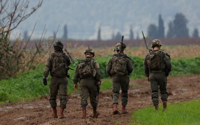 Des soldats israéliens patrouillant une zone près du kibboutz Kfar Blum, près de la frontière avec le Liban, après que le Hezbollah a déclaré avoir mené une attaque aérienne avec deux drones contre un site du système de défense aérienne israélien dans la région frontalière, le 25 janvier 2024. (Crédit : Jalaa Marey/AFP) Des soldats israéliens patrouillant une zone près du kibboutz Kfar Blum, près de la frontière avec le Liban, après que le Hezbollah a déclaré avoir mené une attaque aérienne avec deux drones contre un site du système de défense aérienne israélien dans la région frontalière, le 25 janvier 2024. (Crédit : Jalaa Marey/AFP)