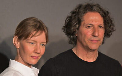 L'actrice allemande Sandra Hueller (G) et le réalisateur britannique Jonathan Glazer assistent à une conférence de presse pour le film "The Zone Of Interest" lors de la 76e édition du Festival de Cannes à Cannes, le 20 mai 2023. (Crédit : Stefano RELLANDINI / AFP)