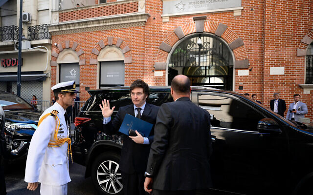 Le président argentin Javier Milei arrivant au Musée de la Shoah pour assister à un événement commémorant la Journée internationale de l'Holocauste, à Buenos Aires, le 26 janvier 2024. (Crédit : Luis Robayo/AFP)