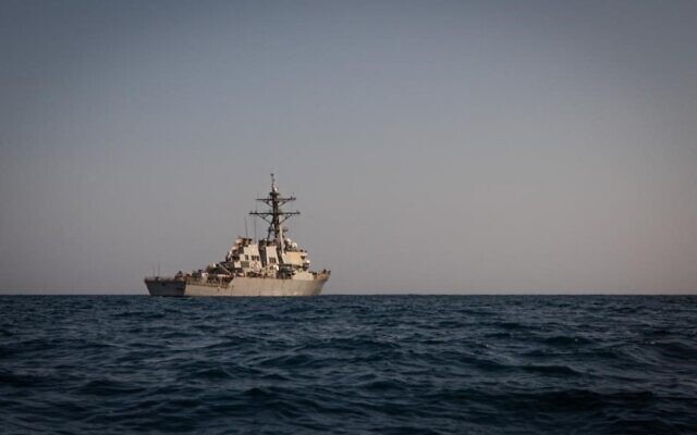 Le destroyer lance-missiles de classe Arleigh Burke USS Carney, dans la région du Moyen-Orient, le 6 décembre 2023. (Crédit : Aaron Lau/Département américain de la Défense / AFP) Le destroyer lance-missiles de classe Arleigh Burke USS Carney, dans la région du Moyen-Orient, le 6 décembre 2023. (Crédit : Aaron Lau/Département américain de la Défense / AFP)