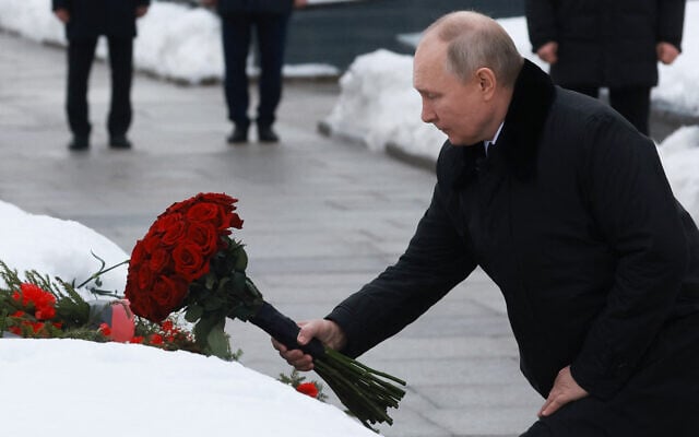 Le président russe Vladimir Poutine déposant des fleurs au monument "Mère Patrie" à l'occasion du 80e anniversaire de la libération de Leningrad du blocus nazi pendant la Seconde Guerre mondiale, à Saint-Pétersbourg, le 27 janvier 2024. (Crédit : Vyacheslav Prokofyev/POOL/SPUTNIK/AFP) Le président russe Vladimir Poutine déposant des fleurs au monument "Mère Patrie" à l'occasion du 80e anniversaire de la libération de Leningrad du blocus nazi pendant la Seconde Guerre mondiale, à Saint-Pétersbourg, le 27 janvier 2024. (Crédit : Vyacheslav Prokofyev/POOL/SPUTNIK/AFP)