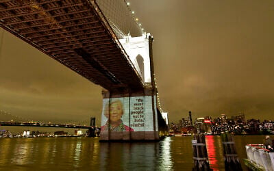 Des images des survivants de la Shoah projetées sur les sites emblématiques de New York City - un projet de Gillian Laub, à New York City, le 27 janvier 2024. (Crédit :  Eugene Gologursky/Getty Images for LIVE2TELL By Gillian Laub/AFP)