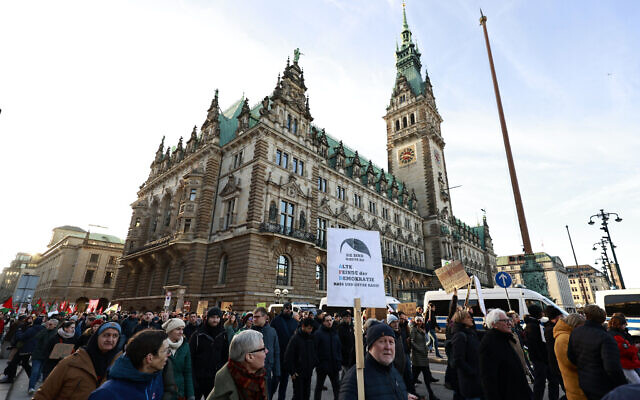 Des manifestants participent à une manifestation contre le racisme et l'extrême droite, devant l'hôtel de ville de Hambourg, dans le nord de l'Allemagne, le 28 janvier 2024. (Crédit : MORRIS MAC MATZEN / AFP) Des manifestants participent à une manifestation contre le racisme et l'extrême droite, devant l'hôtel de ville de Hambourg, dans le nord de l'Allemagne, le 28 janvier 2024. (Crédit : MORRIS MAC MATZEN / AFP)