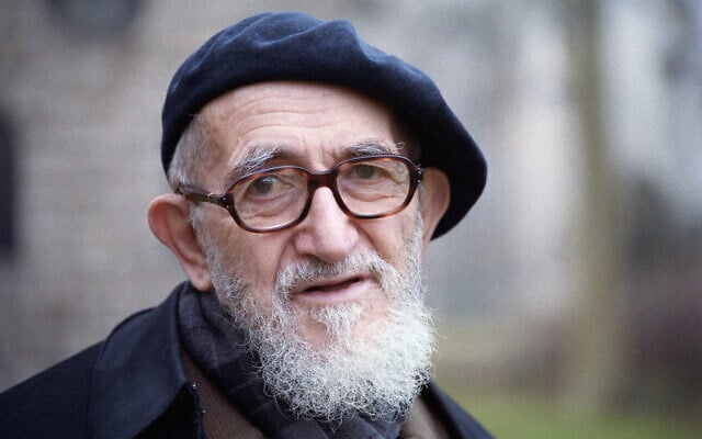 L'abbé Pierre, prêtre catholique français, regarde l'abbaye de Saint-Wandrille, le 5 décembre 1987. (Crédit : Mychele DANIAU / AFP)