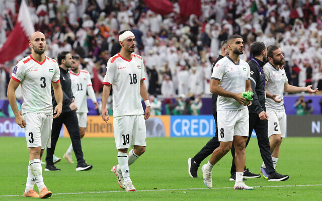 Les joueurs palestiniens saluent les supporters après le match de football de la Coupe d'Asie de l'AFC Qatar 2023 entre le Qatar et la Palestine au stade Al-Bayt à al-Khor, au nord de Doha, le 29 janvier 2024. (Crédit : Giuseppe CACACE / AFP) Les joueurs palestiniens saluent les supporters après le match de football de la Coupe d'Asie de l'AFC Qatar 2023 entre le Qatar et la Palestine au stade Al-Bayt à al-Khor, au nord de Doha, le 29 janvier 2024. (Crédit : Giuseppe CACACE / AFP)