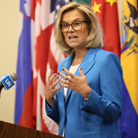 La Coordinatrice humanitaire et pour la reconstruction de Gaza, Sigrid Kaag, pendant une conférence de presse aux Nations unies à New York City, le 30 janvier. (Crédit : Michael M. Santiago/Getty Images North America/Getty Images via AFP)