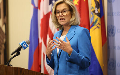 La Coordinatrice humanitaire et pour la reconstruction de Gaza, Sigrid Kaag, pendant une conférence de presse aux Nations unies à New York City, le 30 janvier. (Crédit : Michael M. Santiago/Getty Images North America/Getty Images via AFP)