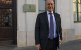 L'ambassadeur d'Italie en Hongrie Manuel Jacoangeli sort du ministère hongrois de la Justice à Budapest, en Hongrie, le 30 janvier 2024, après une réunion dans l'affaire d'Ilaria Salis (invisible) qui attend son procès pour avoir attaqué des néo-nazis à Budapest. (Crédit : Ferenc ISZA / AFP)