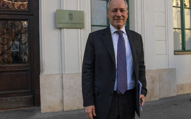 L'ambassadeur d'Italie en Hongrie Manuel Jacoangeli sort du ministère hongrois de la Justice à Budapest, en Hongrie, le 30 janvier 2024, après une réunion dans l'affaire d'Ilaria Salis (invisible) qui attend son procès pour avoir attaqué des néo-nazis à Budapest. (Crédit : Ferenc ISZA / AFP) L'ambassadeur d'Italie en Hongrie Manuel Jacoangeli sort du ministère hongrois de la Justice à Budapest, en Hongrie, le 30 janvier 2024, après une réunion dans l'affaire d'Ilaria Salis (invisible) qui attend son procès pour avoir attaqué des néo-nazis à Budapest. (Crédit : Ferenc ISZA / AFP)
