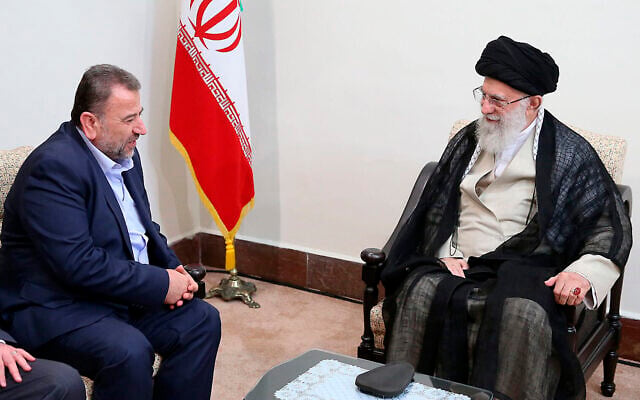 Le guide suprême iranien, l'ayatollah Ali Khamenei (à droite), rencontrant le chef adjoint du Hamas, Saleh al-Arouri, à Téhéran, le 22 juillet 2019. (Crédit : Bureau du guide suprême iranien via AP)