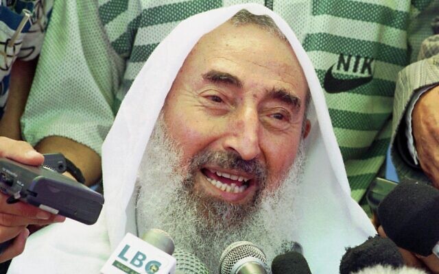 Ahmed Yassin, fondateur du groupe terroriste palestinien du Hamas, s'adressant aux médias lors d'une célébration de son retour à Gaza, organisée au complexe islamique de Gaza City, le 25 juin 1998. (Crédit : Adel Hana/AP Photo/Dossier)