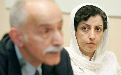 L'Iranienne Narges Mohammadi, à droite, du Centre pour les défenseurs des droits de l'Homme, écoutant Karim Lahidji, président de la Ligue iranienne pour la défense des droits de l'Homme, lors d'une conférence de presse sur l'évaluation de la situation des droits de l'Homme en Iran, au siège de l'ONU à Genève, en Suisse, le 9 juin 2008. (Magali Girardin/AP/Keystone/Archives)