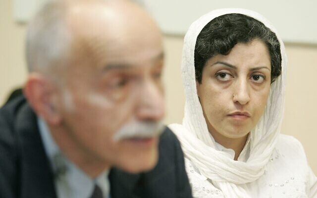 L'Iranienne Narges Mohammadi, à droite, du Centre pour les défenseurs des droits de l'Homme, écoutant Karim Lahidji, président de la Ligue iranienne pour la défense des droits de l'Homme, lors d'une conférence de presse sur l'évaluation de la situation des droits de l'Homme en Iran, au siège de l'ONU à Genève, en Suisse, le 9 juin 2008. (Magali Girardin/AP/Keystone/Archives) L'Iranienne Narges Mohammadi, à droite, du Centre pour les défenseurs des droits de l'Homme, écoutant Karim Lahidji, président de la Ligue iranienne pour la défense des droits de l'Homme, lors d'une conférence de presse sur l'évaluation de la situation des droits de l'Homme en Iran, au siège de l'ONU à Genève, en Suisse, le 9 juin 2008. (Magali Girardin/AP/Keystone/Archives)