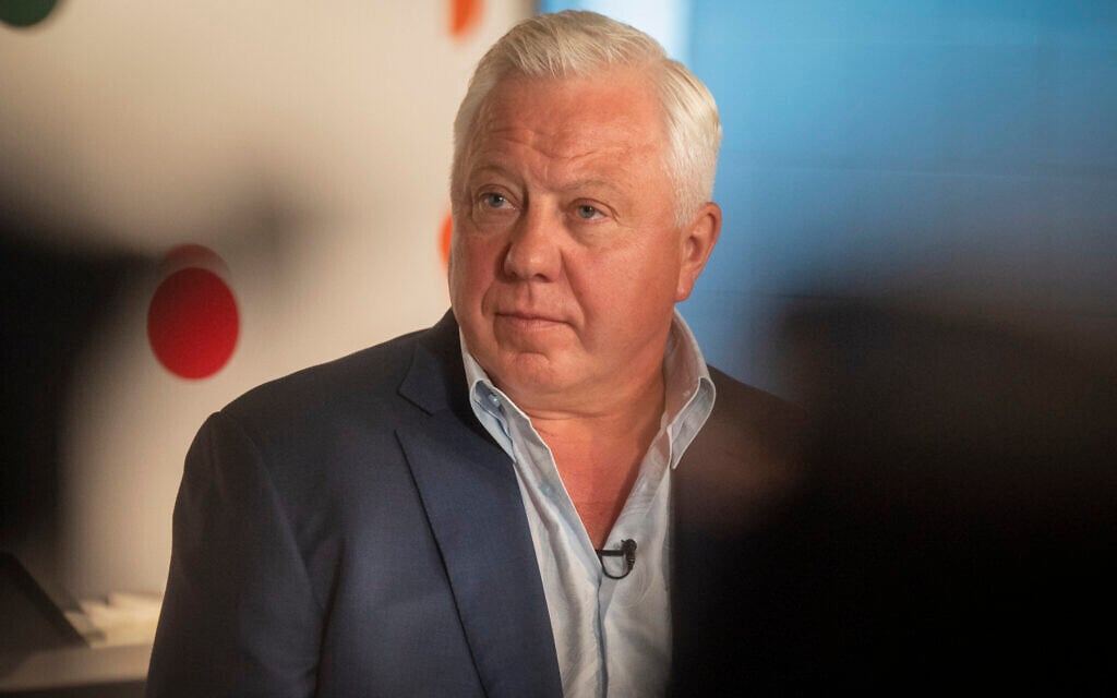 L'homme d'affaires Businessman Alexander Govor, propriétaire de la chaîne de restauration rapide Vkusno i Tochka et fondateur de la compagnie GiD company, dans un fast-food qui vient d'ouvrir dans un ancien Mac Donald's, rue Bolshaya Bronnaya à Moscou, le 12 juin 2022. (Crédit : AP Photo/Dmitry Serebryakov)