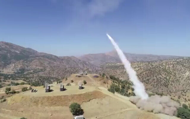Illustration : Une image tirée d'une vidéo fournie par l'armée iranienne le 29 septembre 2022 montre un missile lancé lors d'une attaque visant la région kurde irakienne. (Crédit : Armée iranienne via AP) Illustration : Une image tirée d'une vidéo fournie par l'armée iranienne le 29 septembre 2022 montre un missile lancé lors d'une attaque visant la région kurde irakienne. (Crédit : Armée iranienne via AP)