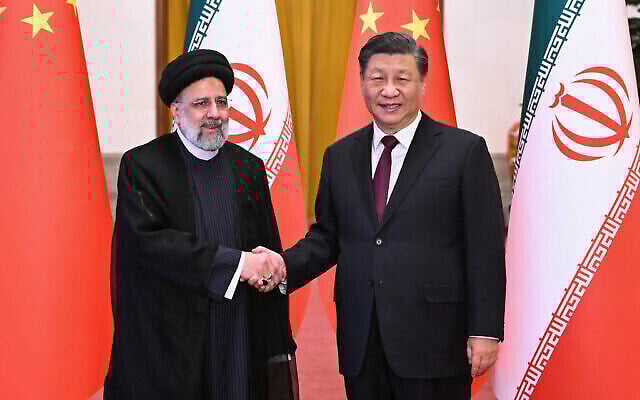 Le président iranien Ebrahim Raïssi, à gauche, serre la main du président chinois Xi Jinping au Grand Palais du Peuple à Pékin, le 14 février 2023. (Crédit : Yan Yan/Xinhua via AP) Le président iranien Ebrahim Raïssi, à gauche, serre la main du président chinois Xi Jinping au Grand Palais du Peuple à Pékin, le 14 février 2023. (Crédit : Yan Yan/Xinhua via AP)