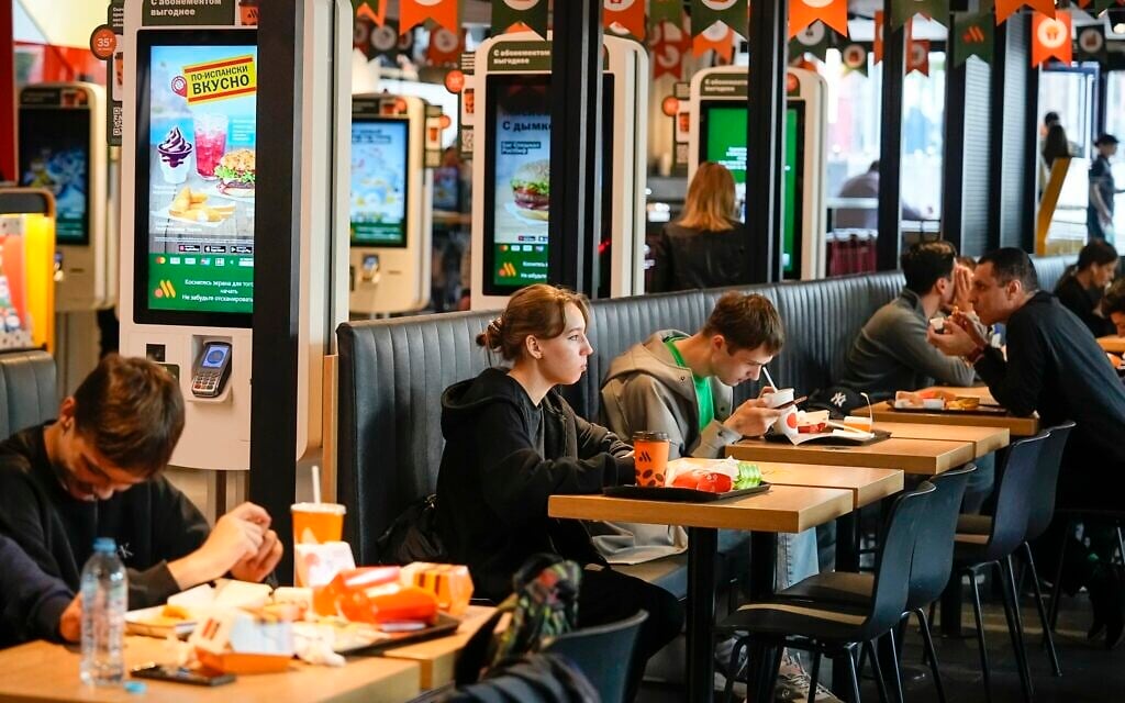 Des clients attablés dans la chaîne de restauration rapide Vkusno-i Tochka, dans un ancien Mc Donald's à Moscou, en Russie, le 5 juin 2023. (Crédit :  AP Photo/Alexander Zemlianichenko)