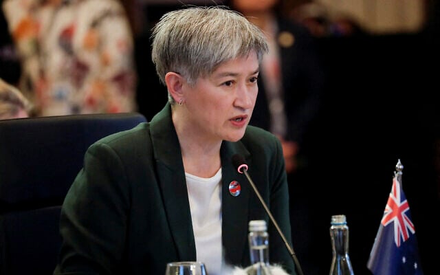 La ministre australienne des Affaires étrangères Penny Wong s'exprimant à Jakarta, en Indonésie, le 13 juillet 2023. (Crédit : Ajeng Dinar Ulfiana/Pool Photo via AP)