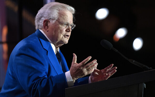 Le pasteur John Hagee, fondateur et président du groupe Christians United For Israel (CUFI), pendant un événement de l'organisation à Arlington (Virginie), le 17 juillet 2023. (Crédit : AP Photo/Jacquelyn Martin) Le pasteur John Hagee, fondateur et président du groupe Christians United For Israel (CUFI), pendant un événement de l'organisation à Arlington (Virginie), le 17 juillet 2023. (Crédit : AP Photo/Jacquelyn Martin)