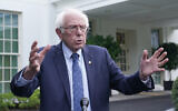 Le sénateur Bernie Sanders du Vermont s'entretenant avec les journalistes après sa rencontre avec le président américain Joe Biden, à la Maison Blanche, à Washington, le 30 août 2023. (Crédit : Susan Walsh/AP Photo)