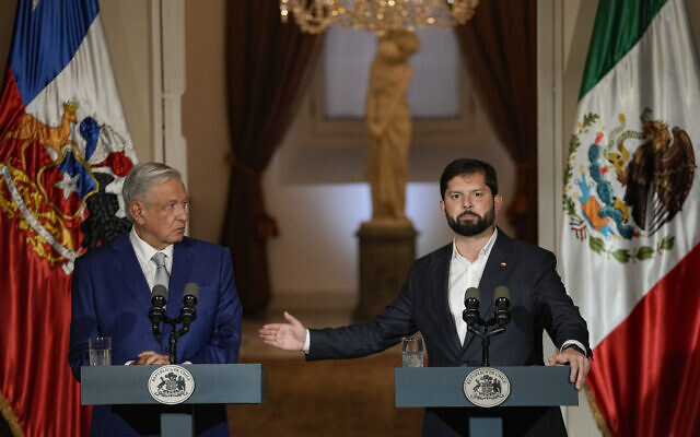 Le président chilien Gabriel Boric, à droite, aux côtés du président mexicain Manuel Lopez Obrador lors d'une déclaration commune au palais présidentiel de La Moned,a à Santiago, au Chili, le 10 septembre 2023. (Crédit : Esteban Felix/AP) Le président chilien Gabriel Boric, à droite, aux côtés du président mexicain Manuel Lopez Obrador lors d'une déclaration commune au palais présidentiel de La Moned,a à Santiago, au Chili, le 10 septembre 2023. (Crédit : Esteban Felix/AP)