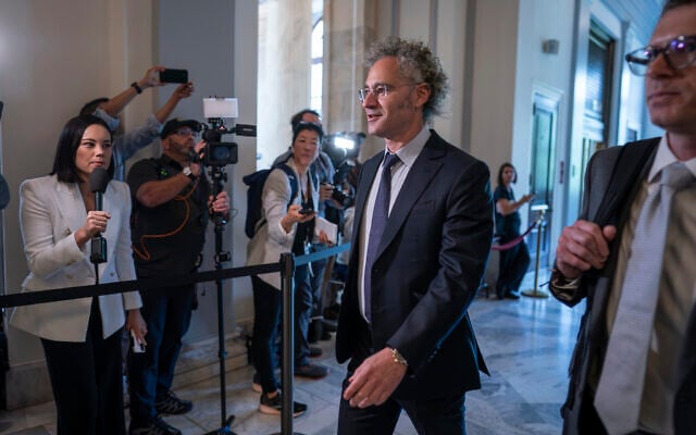 Le directeur-général de Palantir Alex Karp lors d'une réunion des dirigeants des entreprises technologiques sur les risques de l'intelligence artificielle au sénat américain, à Washington, le 13 septembre 2023. (Crédit : J. Scott Applewhite/AP) Le directeur-général de Palantir Alex Karp lors d'une réunion des dirigeants des entreprises technologiques sur les risques de l'intelligence artificielle au sénat américain, à Washington, le 13 septembre 2023. (Crédit : J. Scott Applewhite/AP)