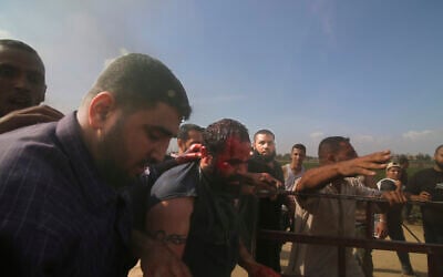 Jihad Kamal Salem Najjar (à gauche) et d'autres terroristes du Hamas enlevant Yarden Bibas et l'emmenent de force à Gaza après l'avoir kidnappé chez lui à Nir Oz, près de la frontière avec Gaza, le 7 octobre 2023. (Crédit : AP) Jihad Kamal Salem Najjar (à gauche) et d'autres terroristes du Hamas enlevant Yarden Bibas et l'emmenent de force à Gaza après l'avoir kidnappé chez lui à Nir Oz, près de la frontière avec Gaza, le 7 octobre 2023. (Crédit : AP)