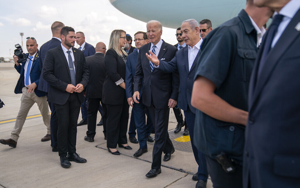 Le président américain Joe Biden est salué par le Premier ministre Benjamin Netanyahu à son arrivée à l'aéroport international Ben Gurion à Tel Aviv, le 18 octobre 2023. (Crédit : AP Photo/Evan Vucci) Le président américain Joe Biden est salué par le Premier ministre Benjamin Netanyahu à son arrivée à l'aéroport international Ben Gurion à Tel Aviv, le 18 octobre 2023. (Crédit : AP Photo/Evan Vucci)
