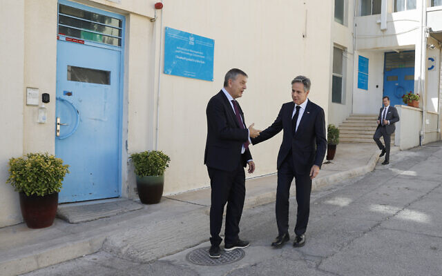 Le secrétaire d'État Antony Blinken et le responsable de l'agence chargée des réfugiés palestiniens des Nations unies (UNRWA), le commissaire-général Philippe Lazzarini, lors d'une journée de réunions sur le conflit en cours entre Israël et le Hamas, à Amman, en Jordanie, le 4 novembre 2023. (Crédit : Jonathan Ernst/Pool photo via AP) Le secrétaire d'État Antony Blinken et le responsable de l'agence chargée des réfugiés palestiniens des Nations unies (UNRWA), le commissaire-général Philippe Lazzarini, lors d'une journée de réunions sur le conflit en cours entre Israël et le Hamas, à Amman, en Jordanie, le 4 novembre 2023. (Crédit : Jonathan Ernst/Pool photo via AP)