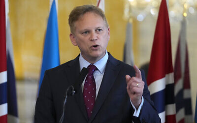 Le secrétaire à la Défense britannique Grant Shapps pendant une conférence de presse à Londres, le 11 décembre 2023. (Crédit :  Kirsty Wigglesworth/AP)