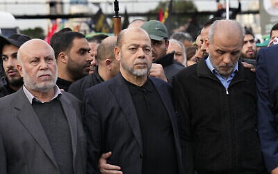 Moussa Abu Marzouk, haut responsable du Hamas, au centre, assistant aux funérailles de Saleh al-Arouri, à Beyrouth, Liban, le 4 janvier 2024. (Crédit : Hussein Malla/AP)