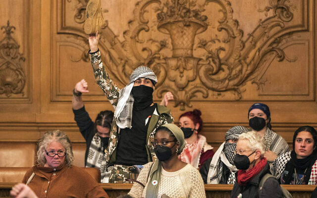 Réactions aux commentaires du public lors de la réunion du conseil des superviseurs de San Francisco, le 8 janvier 2024. (Crédit : AP Photo/Nic Coury) Réactions aux commentaires du public lors de la réunion du conseil des superviseurs de San Francisco, le 8 janvier 2024. (Crédit : AP Photo/Nic Coury)
