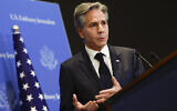 Le Secrétaire d'État américain Antony Blinken lors d'une conférence de presse à Tel Aviv, le 9 janvier 2024. (Crédit : Evelyn Hockstein/Pool Photo via AP)