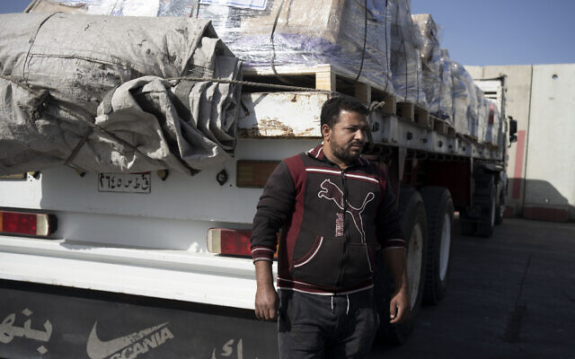 Abdullah, un chauffeur de camion égyptien, attend de livrer une cargaison d'aide humanitaire destinée à la bande de Gaza dans une zone de stockage à la frontière de Kerem Shalom, entre la frontière israélo-égyptienne et israélo-gazaouie, le 10 janvier 2024. (Crédit : AP/Maya Alleruzzo) Abdullah, un chauffeur de camion égyptien, attend de livrer une cargaison d'aide humanitaire destinée à la bande de Gaza dans une zone de stockage à la frontière de Kerem Shalom, entre la frontière israélo-égyptienne et israélo-gazaouie, le 10 janvier 2024. (Crédit : AP/Maya Alleruzzo)