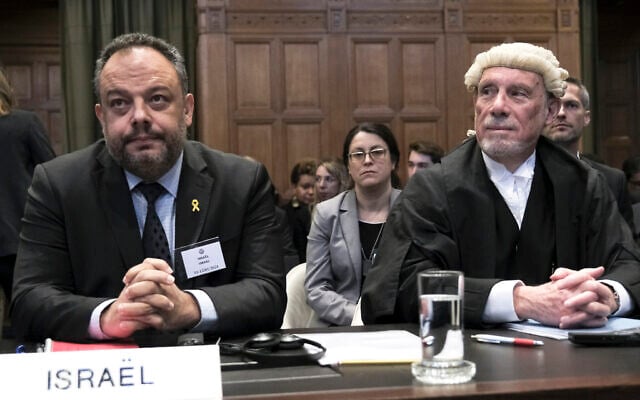 Le juriste britannique Malcolm Shaw, à droite, qui présentera la défense d'Israël et Tal Becker, à gauche, du ministère israélien des Affaires étrangères, au début de l'audience à la Cour internationale justice de La Haye, aux Pays-Bas, le 11 janvier 2024. (Crédit : AP Photo/Patrick Post) Le juriste britannique Malcolm Shaw, à droite, qui présentera la défense d'Israël et Tal Becker, à gauche, du ministère israélien des Affaires étrangères, au début de l'audience à la Cour internationale justice de La Haye, aux Pays-Bas, le 11 janvier 2024. (Crédit : AP Photo/Patrick Post)