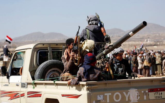 Des Houthis soutenus par l'Iran organisant un rassemblement contre les frappes américaines et britanniques sur les sites armés gérés par les Houthis, près de Sanaa, au Yémen, le 14 janvier 2024. (Crédit : AP Photo)