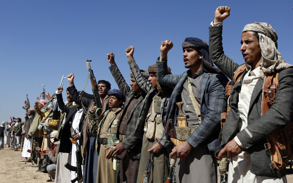 Des combattants Houthis soutenus par l'Iran organisant un rassemblement contre les frappes américaines et britanniques sur les sites armés gérés par les Houthis près de Sanaa, au Yémen, le 14 janvier 2024. (Crédit : AP Photo)