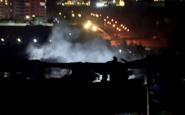 Cette image tirée d'une vidéo fournie par Rudaw TV montre de la fumée s'élevant d'un bâtiment touché par une frappe à Erbil, en Irak, le 16 janvier 2024. (Crédit : Rudaw TV via AP) Cette image tirée d'une vidéo fournie par Rudaw TV montre de la fumée s'élevant d'un bâtiment touché par une frappe à Erbil, en Irak, le 16 janvier 2024. (Crédit : Rudaw TV via AP)