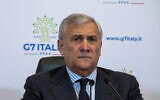 Le ministre des Affaires étrangères italien Antonio Tajani lors d'une conférence de presse sur le G7, au ministère des Affaires étrangères à Rome, le 17 janvier 2024. (Crédit : Domenico Stinellis/AP)