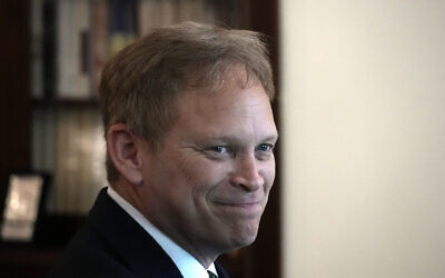 Le secrétaire d'État britannique Grant Shapps pendant une rencontre avec le président chypriote Nikos Christodoulides au palais présidentiel de Nicosie, à Chypre, le 19 janvier 2024. (Crédit : AP Photo/Petros Karadjias)