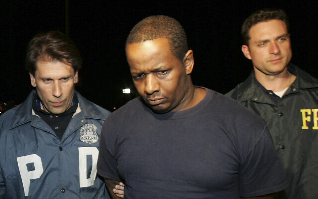 James Cromitie, au centre, escorté par des officiers de police hors d'un bâtiment fédéral après avoir été arrêté pour des accusations liées à un projet d'attentat à la bombe dans le Bronx, le 21 mai 2009, à New York. (Crédit : Robert Mecea/AP) James Cromitie, au centre, escorté par des officiers de police hors d'un bâtiment fédéral après avoir été arrêté pour des accusations liées à un projet d'attentat à la bombe dans le Bronx, le 21 mai 2009, à New York. (Crédit : Robert Mecea/AP)