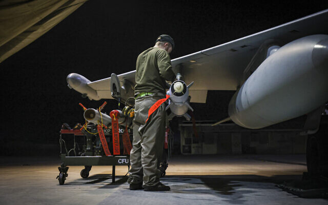 Des techniciens des RAF Armorers préparent un avion Typhoon FGR4 de la Royal Air Force pour des frappes aériennes contre des cibles Houthies au Yémen, à la base Akrotiri de la RAF, le 21 janvier 2024. (Crédit : Leah Jones/Ministry of Defense via AP) Des techniciens des RAF Armorers préparent un avion Typhoon FGR4 de la Royal Air Force pour des frappes aériennes contre des cibles Houthies au Yémen, à la base Akrotiri de la RAF, le 21 janvier 2024. (Crédit : Leah Jones/Ministry of Defense via AP)